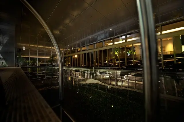 Poolside Restaurant WaterHole 新宿 東急歌舞伎町タワー