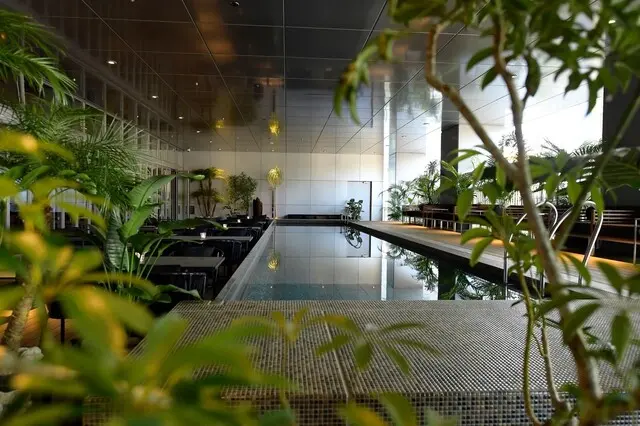 Poolside Restaurant WaterHole 新宿 東急歌舞伎町タワー