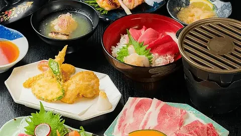 本まぐろと名古屋飯 花かるた 本場和歌山の紀州備長炭で焼き上げる本格炭火焼き鳥と、三重県尾鷲漁港から直送される鮮度抜群の魚介が楽しめる専門店。