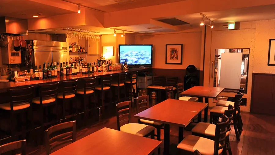 赤坂 Dining Bar Smile アートと欧風料理を楽しむビストロ