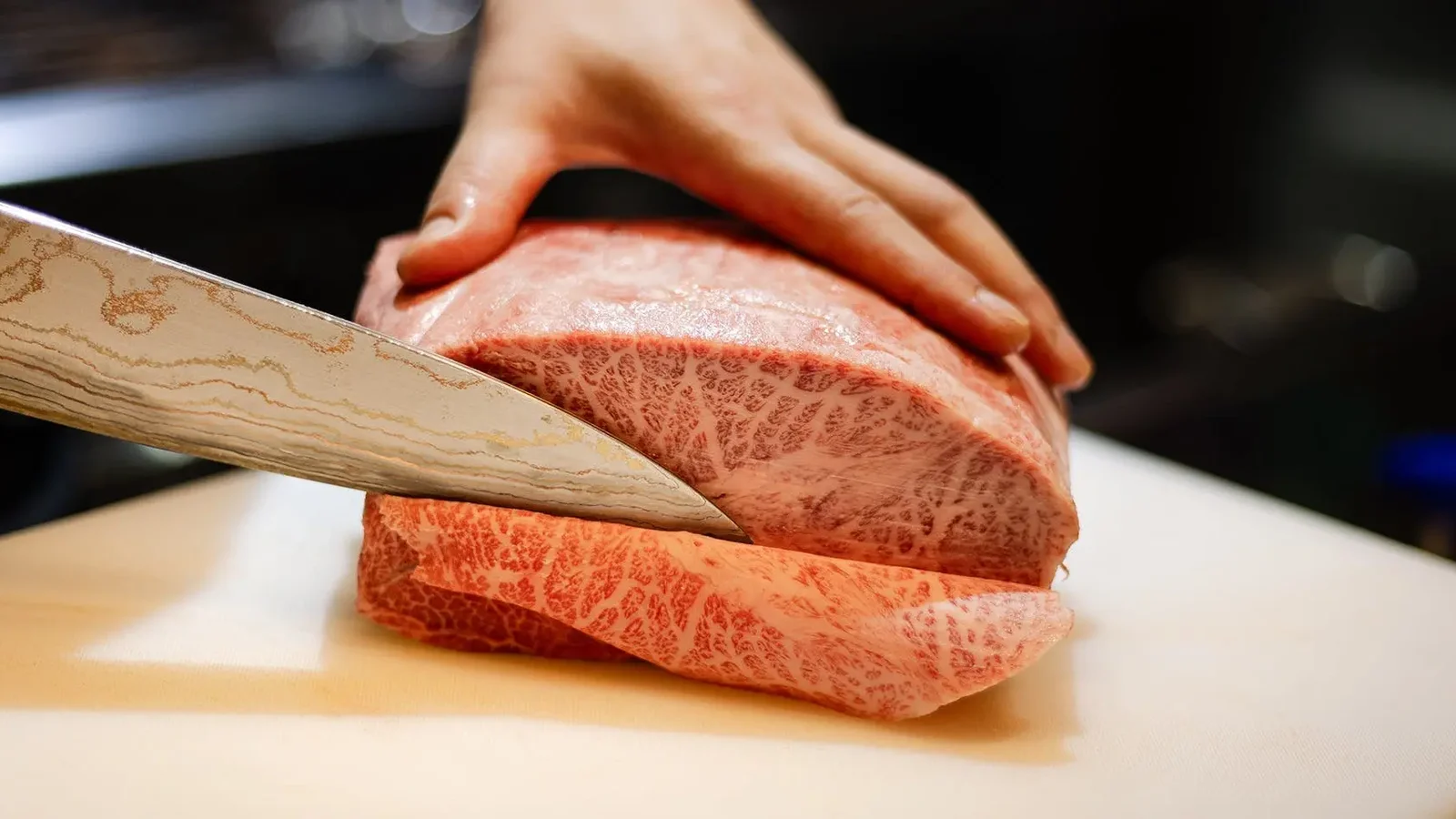 麻布料理店 Tokyo Wagyu Steak 麻布十番の閑静な住宅街に佇む隠れ家イタリアンダイニングで、本格イタリアンをカジュアルに楽しめる空間