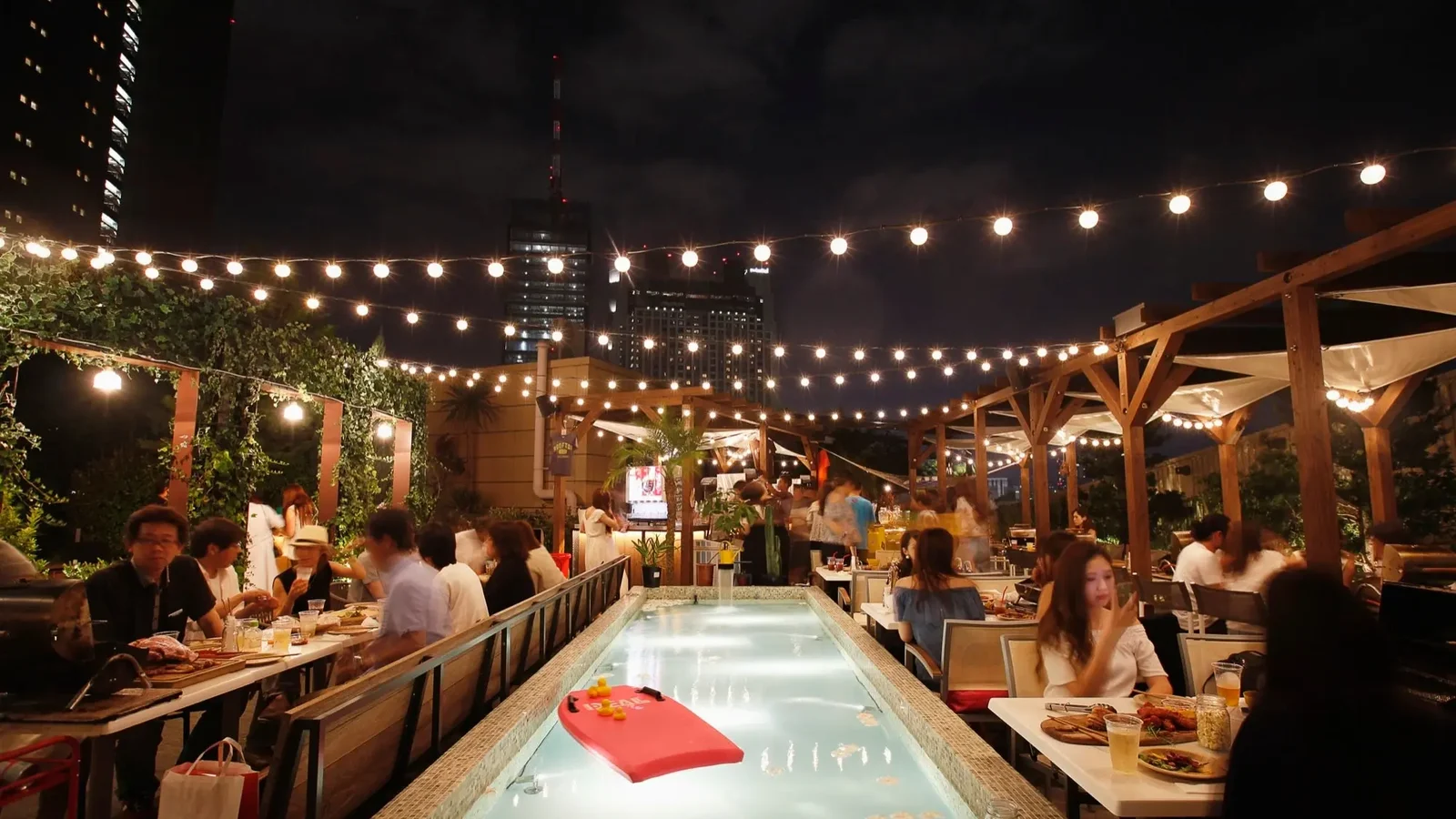 ROOFTOP BBQ & BAR OCTAIR シャンデリアが彩る豪華個室空間で贅沢な宴を