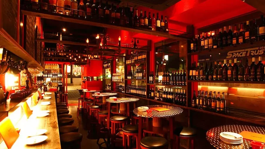 赤坂 Dining Bar Smile アートと欧風料理を楽しむビストロ