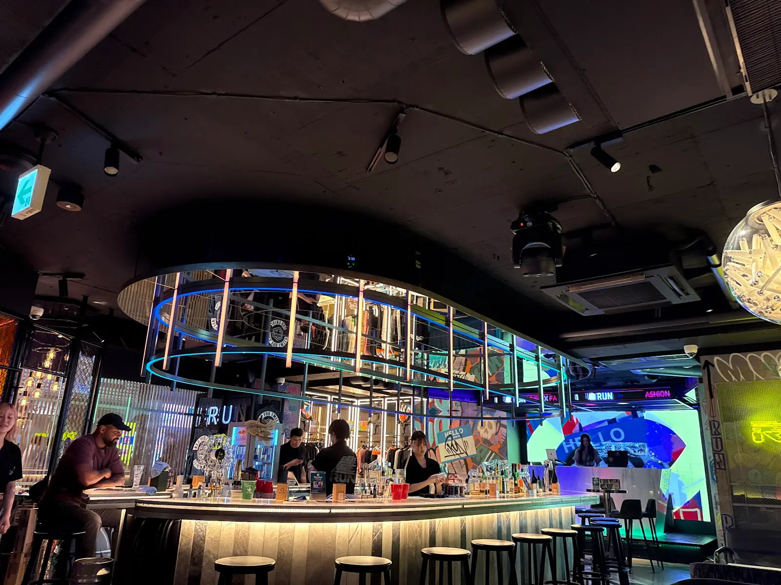 Music Fashion Bar RUN