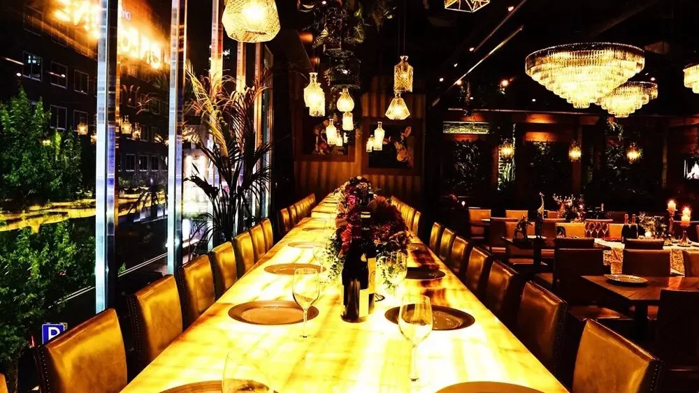 ROOFTOP BBQ & BAR OCTAIR シャンデリアが彩る豪華個室空間で贅沢な宴を