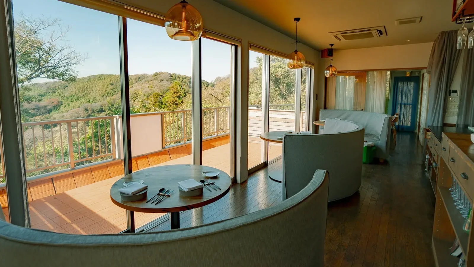 SOLIS Agriturismo 鎌倉の壮大な海景色を望む絶景ロケーションで、地元の恵みを活かした本格フレンチを堪能できる。