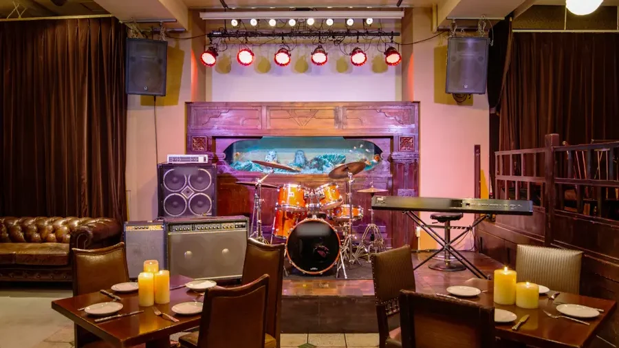 UNDER DEER LOUNGE