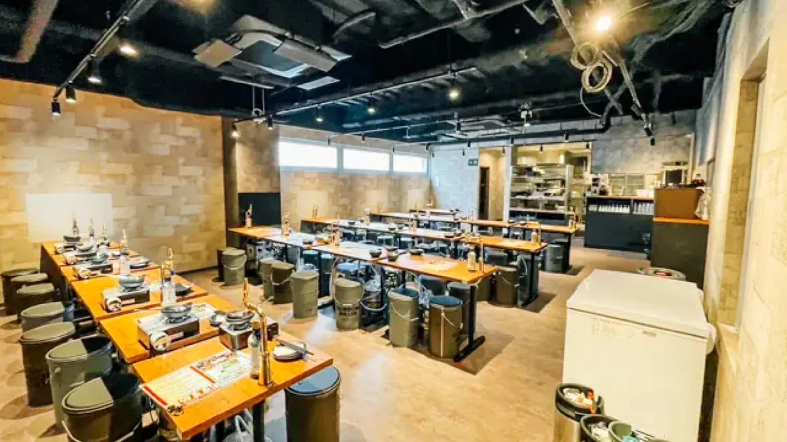 卓上レモンサワー 食べ飲み放題 居酒屋 おすすめ屋 難波店 圧倒的なスケール感！クラブ×ラウンジ空間を貸切で楽しめる贅沢スポット