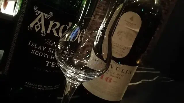 START BAR シガーとハードリカーを楽しめる大人の隠れ家